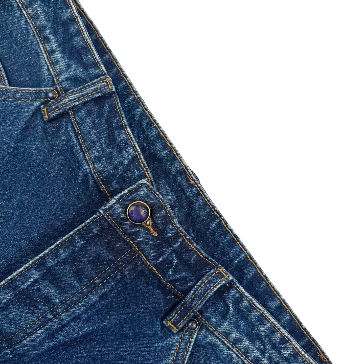 🅿️590 1v 25SS Hubby gradient presbyopic denim trousers. The original purchase is 18,000 and developed. The fabric is made of customized indigo thick double-woven cotton. It has high quality and is comfortable and close to the skin. It is based on a subtle gradient from dark blue to light blue. Unique blues artwork. Imperfect perfection. The Monogram Seeds pattern is laid out with a gradient effect. The looming posture quietly emerges and is fully recognizable. The Damier leather label on the back waist is lightly embossed with the LV letters, revealing the noble identity. It adds a delicate buffer between the romance of the gradient blue and the toughness of the workwear. The suit is worn for worry-free wear. It allows the wearer to become a walking color narrative. Digital printing technology adopts digital pattern design. The pattern is directly printed on the fabric through an inkjet printer to realize the Monogram Seeds operation. The transition is natural. The pattern is clear, and the rub-and-wrinkle cat whisker technology and the gun-painted cat whisker technology are combined. Priority is given to hand-rubbing in specific areas to achieve a natural wrinkle effect, and then specific tools are used to draw a cat's whisker-shaped texture. The visual effect is full, and multiple sand scrubbers are used to rub the specific parts with a high-pressure spray gun to achieve a local gradient effect. Then, a unique texture pattern is created through frosting technology. The workmanship is extremely complex, time-consuming and labor-intensive, and the double process of washing and light frying is used. The denim material is desizing and cleaned first, and then sand washed to produce a fading effect. Therefore, special chemical treatment is used to stir-fry the color to give the denim jacket a special contrasting color effect. Size:30-31-32-33